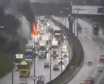 İstanbul - TEM Otoyolu'nda TIR yanıyor - 2 / Ek görüntü ve fotoğrafla