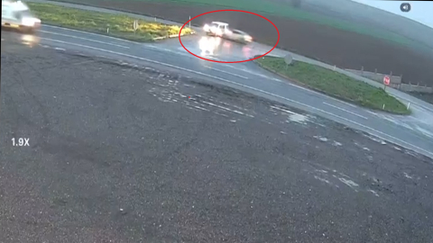 Otomobil ile hafif ticari aracın çarpıştığı kaza kamerada: 1'i ağır 4 yaralı