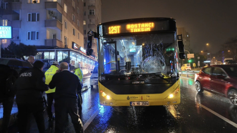 İstanbul - Üsküdar'da kırmızı ışıkta yolun karşısına geçen yayaya İETT otobüsü çarptı; kaza kamerada