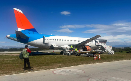 Antalya'da 'sabıkalı' uçağın sökümüne başlandı