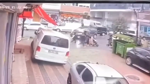 İstanbul –Sultangazi’de hafif ticari aracın çocuğa çarptığı anlar kamerada