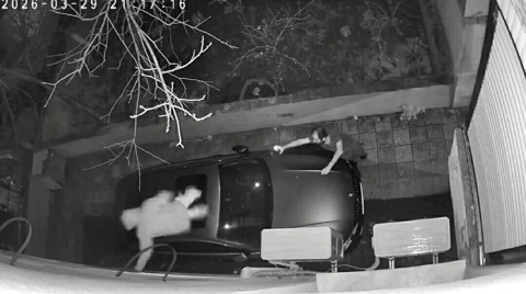 Hırsızlık için tırmandığı binada fark edilince, otomobilin üzerine atlayıp, kaçtı