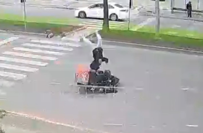 Mersin'de motokuryenin yaya geçidinde çocuğa çarptığı kaza kamerada: 1 yaralı