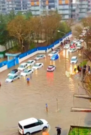 Batman'da sağanak nedeniyle yollar göle döndü