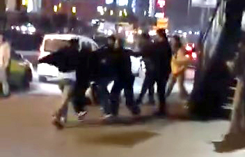 İstanbul- Esenyurt'ta sokak ortasında 'laf atma' kavgası kamerada