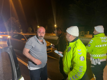 Kırmızı ışıkta bekleyen otomobile çarpan alkollü sürücüyü çevredekiler darbetti