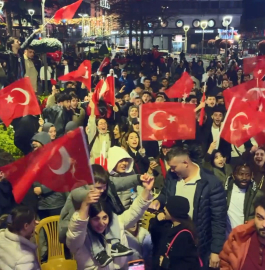 ‘Bizim Çocuklar’ın başarısı Trabzon’da horon ve kolbastı oynayarak kutlandı