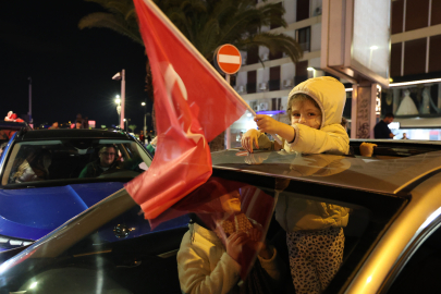A Milli Takım'ın Dünya Kupası’na katılması İzmir'de kutlandı