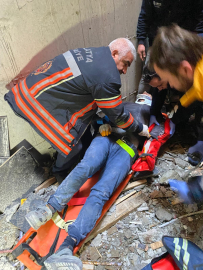 Asansör boşluğuna düşen işçi yaralandı