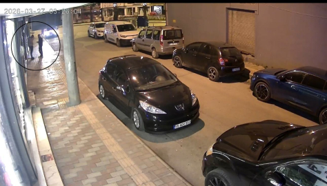 Kendisini darbeden kişiyi tabancayla vurup ağır yaraladı; olay kamerada