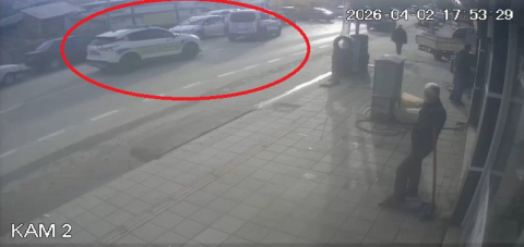Otomobille giderken silahlı saldırıya uğradı, yaralı halde kaçıp polise sığındı; o anlar kamerada