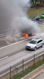 İstanbul- Sancaktepe'de seyir halindeki hafif ticari araç alev alev yandı