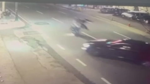 Beşiktaş’ta motosikletle otomobile çarparak takla atan 2 kişi öldü; kaza anı kamerada