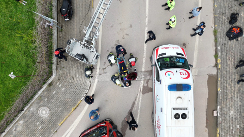 Dereye uçan kamyonetin sürücüsü yaralandı; kaza kamerada