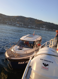 Sarıyer'de sürüklenen ve içinde 2 kişi bulunan tekne kurtarıldı