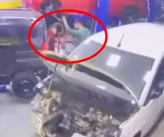 Telefonuna baktığını iddia ettiği çırağını darbetti; o anlar kamerada