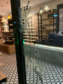 Belediyeye ait yerel ürün satış mağazası kurşunlandı, eski başkan gözaltına alındı