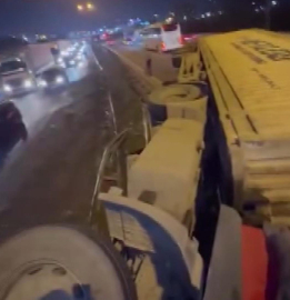 Tuzla TEM Otoyolu'nda TIR devrildi; trafik yoğunluğu oluştu