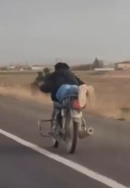 Motosikleti yüzüstü yatarak kullanan sürücüye 88 bin TL ceza