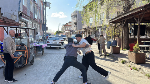 Kavga ihbarına giden polisler Türk bayrağı ve çiçeklerle karşılandı