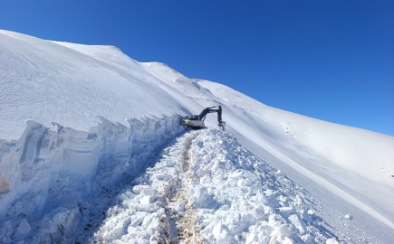 Hakkari'de askeri üs bölge yollarında 6 metrelik karla mücadele