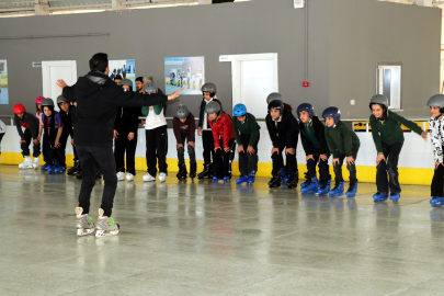 Van'da bir yılda 10 bin öğrenciye buz pateni eğitimi verildi