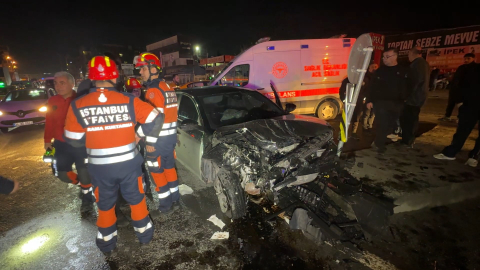 Avcılar'da seyir halindeki iki otomobil kafa kafaya çarpıştı: 4 yaralı