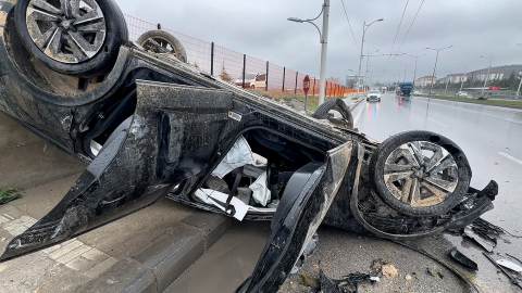 Karşı yöne geçen otomobil, başka bir araçla çarpışıp takla attı