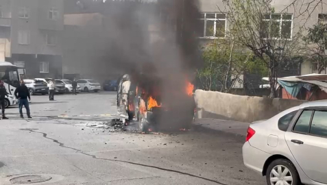 Ataşehir'de hafif ticari araç alev alev yandı