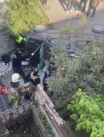 Merdivenlerden düşüp yan yatan araçta sıkışan yolcuyu itfaiye kurtardı; o anlar kamerada