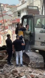 Gaziosmanpaşa’da yıkımda kopan tahta parçası kepçe operatörünün bacağını kırdı