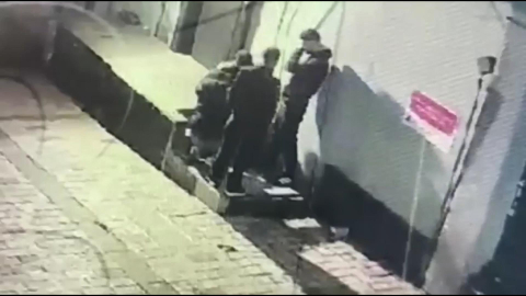 Taksim’de yardım etme bahanesiyle alkollü kişinin çantasını çaldılar