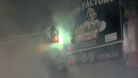 Bağcılar'da 2 katlı oyuncak mağazasında çıkan yangın söndürüldü