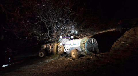 Malatya'da traktör ile kayısı ağacı arasında kalan sürücü öldü