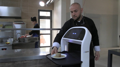 Edirne’de üniversitenin sosyal tesislerinde robot garson dönemi