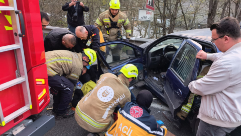 Sürücüsünün epilepsi nöbeti geçirdiği otomobil bariyerlere çarptı; 2 yaralı