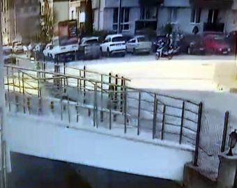 Motosiklet hafif ticari araca çarptı; o anlar kamerada