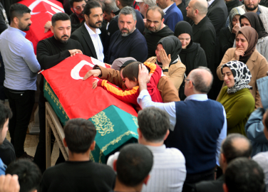 Kahramanmaraş’ta okuldaki saldırıda yaşamını yitiren öğrenciler toprağa verildi