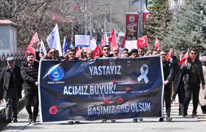 Öğretmenler, öldürülen meslektaşları ve öğrenciler için yürüdü