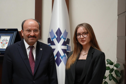 4'üncü sınıf öğrencisi Gizem, rektörün 11 saatini gözlemledi