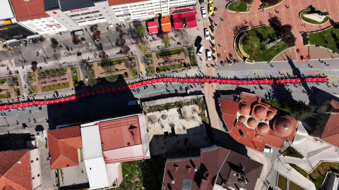 Öğrenci ve velileri ile öğretmenler 200 metrelik Türk bayrağıyla yürüdü / Ek fotoğraflar