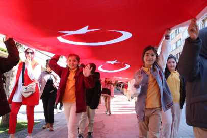 Öğrenci ve velileri ile öğretmenler 200 metrelik Türk bayrağıyla yürüdü