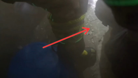 İş yerindeki yangında dumandan bayılan kişiyi itfaiye kurtardı; o anlar kask kamerasında