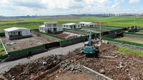 Diyarbakır’da mera alanına yapılan 13 kaçak yapının yıkımına başlandı