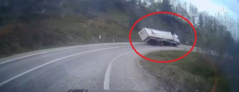 Freni boşalan TIR'ın virajda devrildiği kaza kamerada