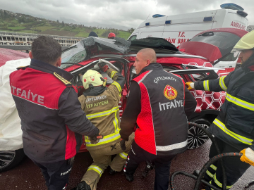 Otomobil TIR’a çarptı; 4 yaralı