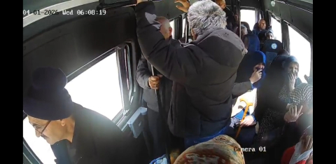 Minibüs şoförü Demet, aracında rahatsızlanan yolcuyu sağlık ekiplerine ulaştırdı