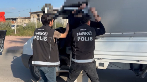Polisin takip ettiği kamyonetten yaklaşık 185 kilo esrar ele geçirildi
