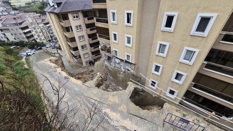 İstinat duvarı çöktü; 7 katlı binanın 2 katı tahliye edildi