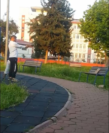 Parkta oyuncak silahla atış talimi kamerada